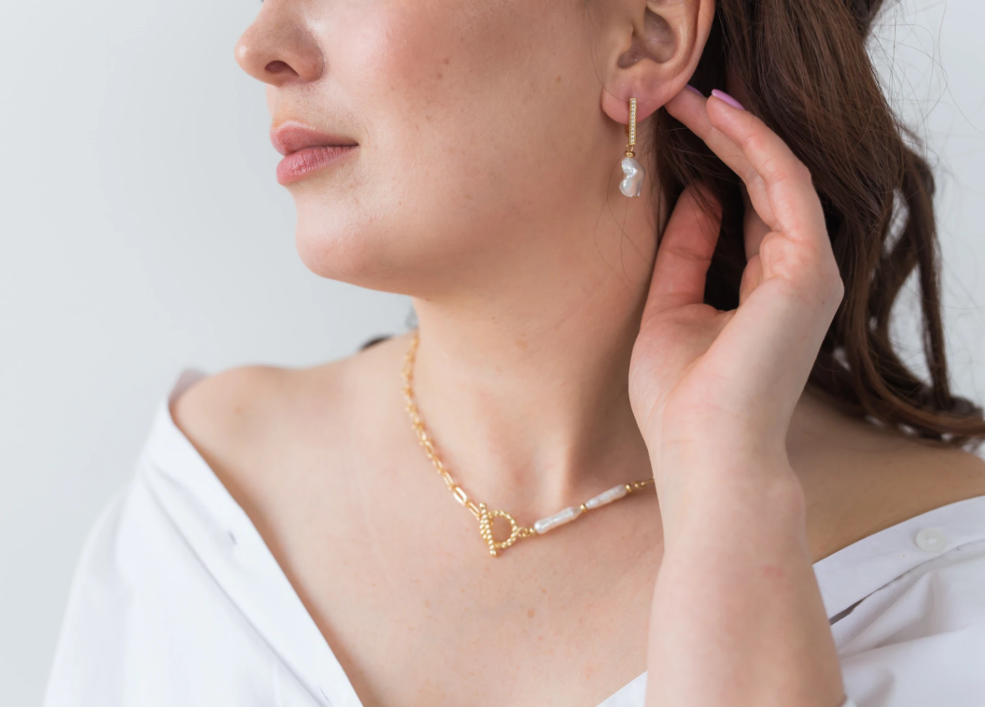 Femme portant des bijoux de la collection Timeless