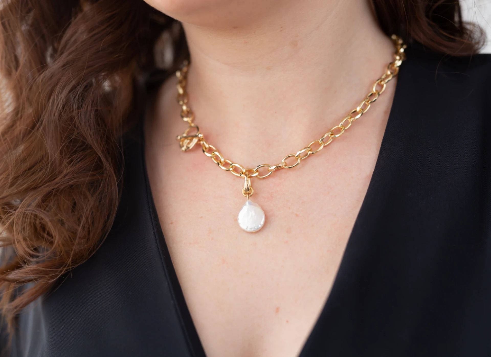 Femme portant un collier pour présenter les soldes d'été
